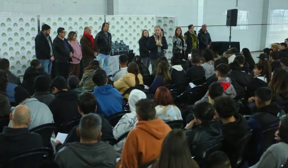 ESTEBAN-ONLINE-FERNANDO-GRAY-Y-MAGUI-GRAY-ENTREGARON-283-TABLETS-A-EGRESADAS-Y-EGRESADOS-DEL-NIVEL-SECUNDARIO-PARA-ADULTOS