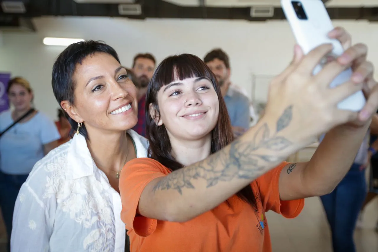 MAYRA RECORRIÓ EL AULA MÓVIL QUE FUNCIONA EN EL CENTRO COMUNITARIO “JORGE NOVAK” Y CONVERSÓ CON LOS JÓVENES 4