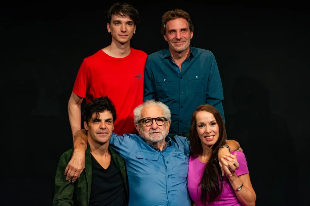3-Foto elenco con Pacho O'Donnell