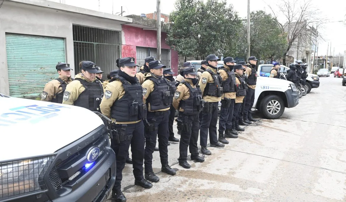 AGENTES-DE-LA-FBA-Y-LA-POLICIA-BONAERENSE-TRABAJAN-EN-LA-PREVENCION-DEL-DELITO-EN-9-DE-ABRIL-scaled-1170x684