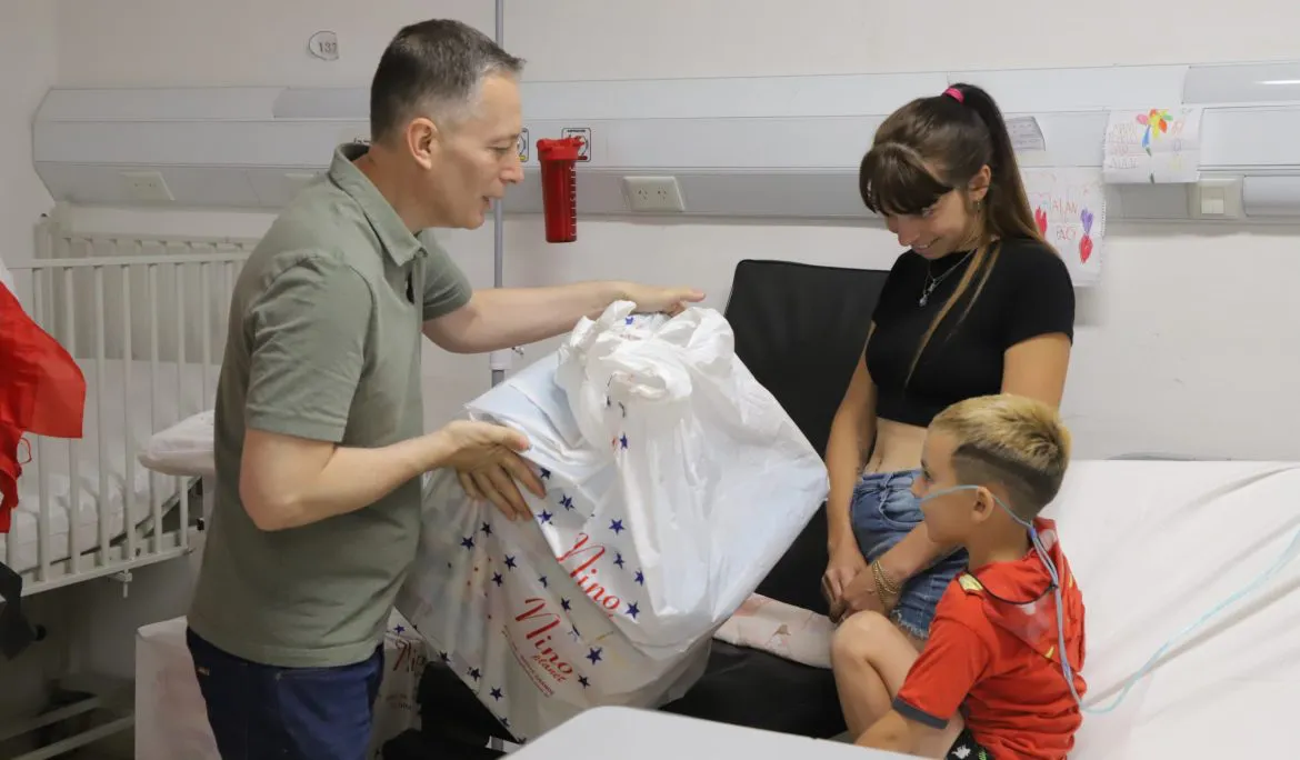 FERNANDO-GRAY-VISITO-A-FAMILIAS-EN-EL-HOSPITAL-SANTAMARINA-scaled-1170x684