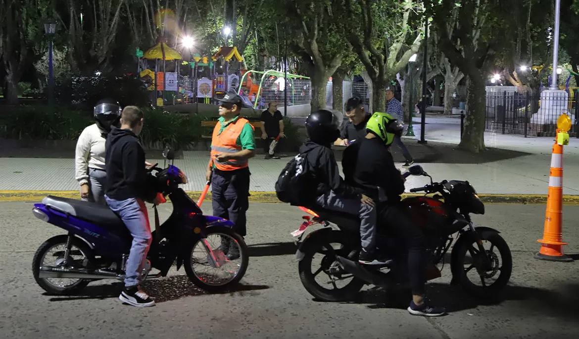 LAS-FUERZAS-DE-SEGURIDAD-REALIZARON-UN-NUEVO-OPERATIVO-EN-LA-PLAZA-MITRE-DE-MONTE-GRANDE