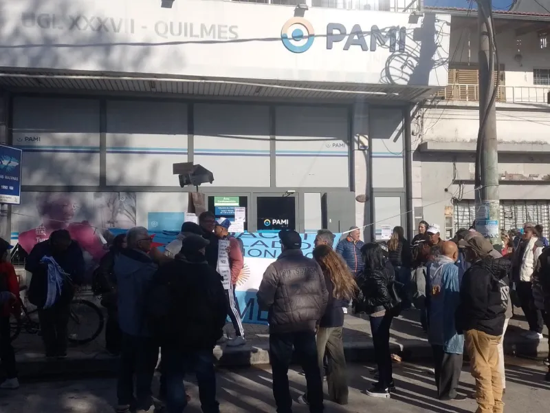 protesta-y-toma-en-el-pami-de-quilmes-jubilados-denuncian-recortes-y-abandono-1618403647.jpg