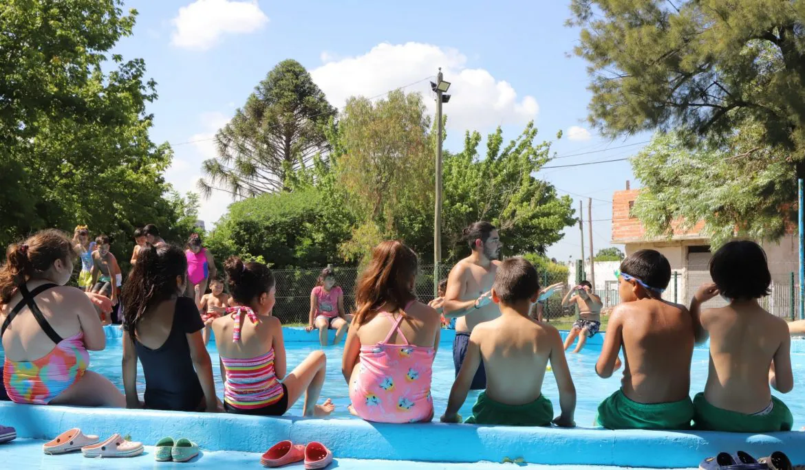 MAS-DE-2.500-VECINAS-Y-VECINOS-DISFRUTAN-DE-LA-COLONIA-DE-VERANO-EN-ESTEBAN-ECHEVERRIA-scaled-1170x684