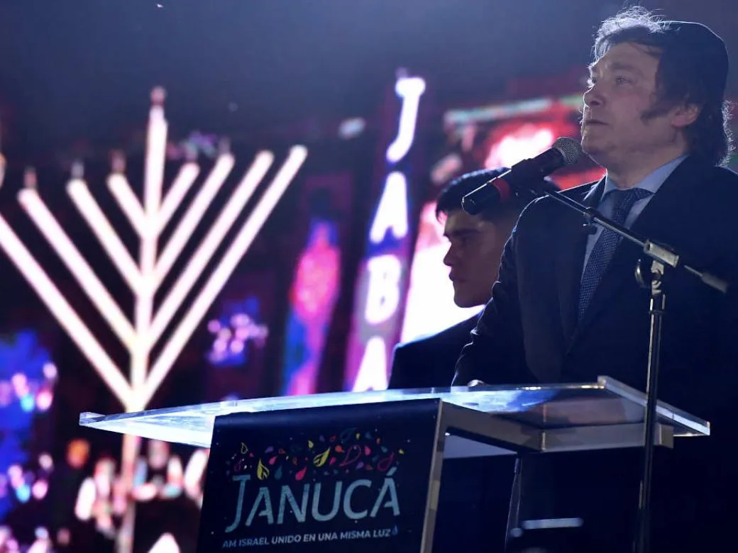 multimedia.normal.8ceea615104d4fc3.ZWwtcHJlc2lkZW50ZS1qYXZpZXItbWlsZWktYXNpc3Rfbm9ybWFsLndlYnA=