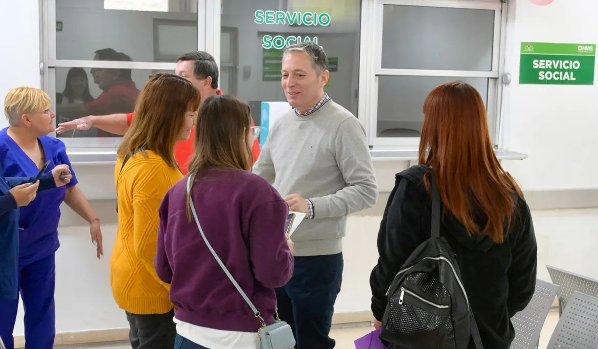 FERNANDO-GRAY-RECORRIO-EL-HOSPITAL-MUNICIPAL-SANTAMARINA-Y-SALUDO-A-LAS-MADRES-EN-SU-DIA