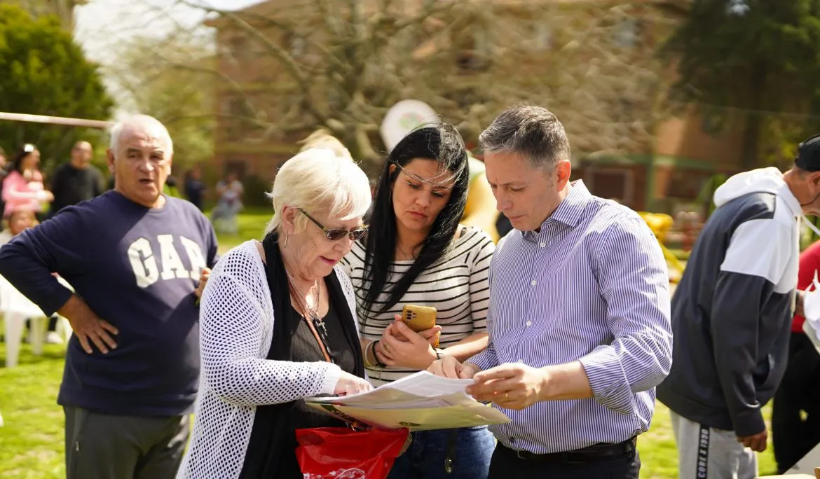 BARRIO-COCA-COLA-JUNTO-CON-VECINAS-Y-VECINOS-FERNANDO-GRAY-REALIZO-LA-TOMA-DE-FIRMAS-DE-ESCRITURAS-scaled-1170x684